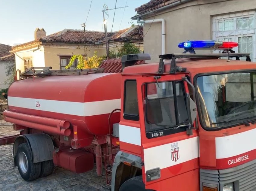  Përfshihet nga zjarri një banesë në Korçë, ja çfarë dyshohet se shkaktoi flakët