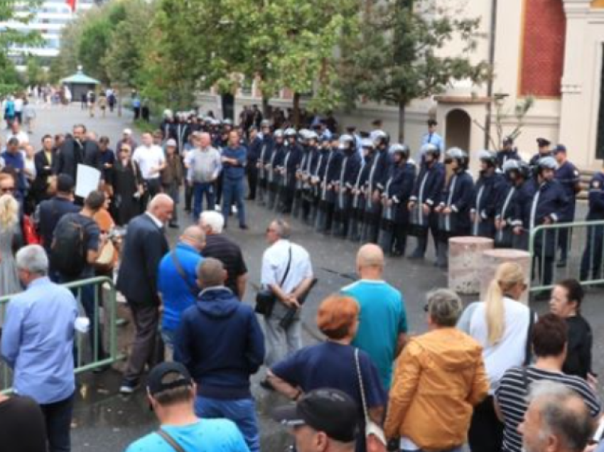 Protesta para Bashkisë së Tiranës/ Policia procedon disa persona: E paligjshme, u bllokua rruga dhe u pengua qarkullimi