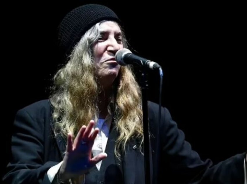 Patti Smith rrëzohet në skenë në Brazil pas një migrene të rëndë