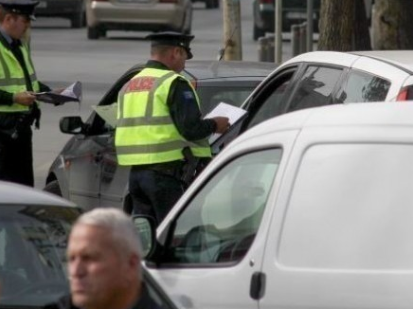 Policia shqiptoi 1742 gjoba trafiku për 24 orë