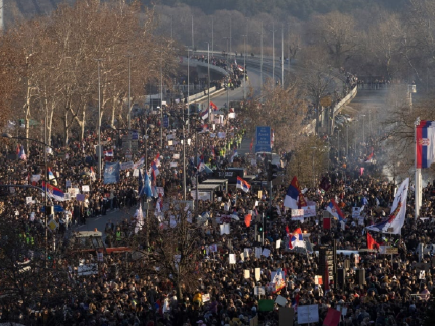 Protestat masive kundër korrupsionit në Serbi shtojnë presionin ndaj presidentit Vuçiç