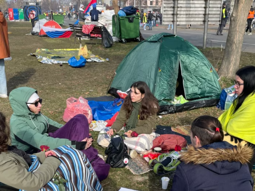 Studentët kalojnë natën afër urës së bllokuar në Novi Sad