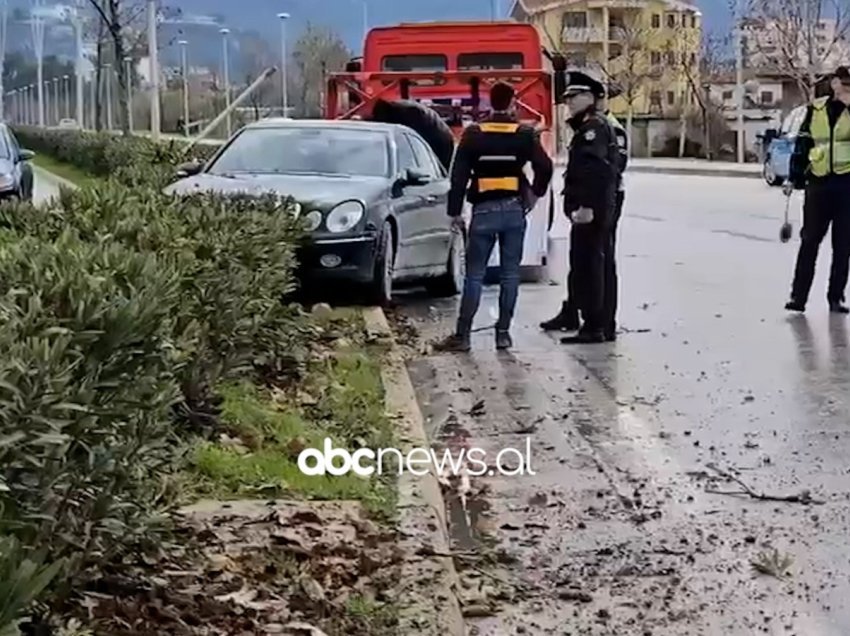 Aksident në Vlorë/ Makina me shpejtësi përfundon në trafikndarëse dhe godet shtyllën elektrike