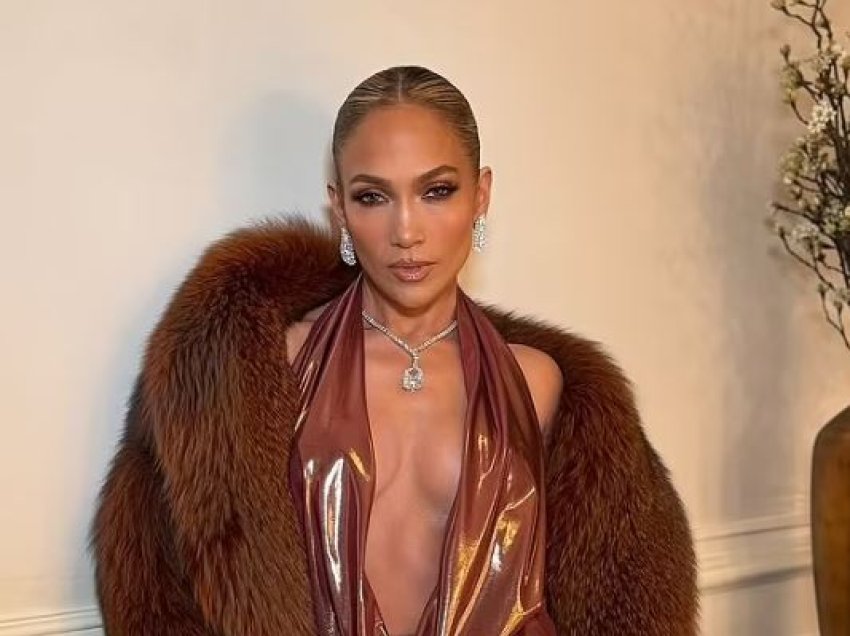 Jennifer Lopez mahnit me një fustan elegant në festën para Grammy