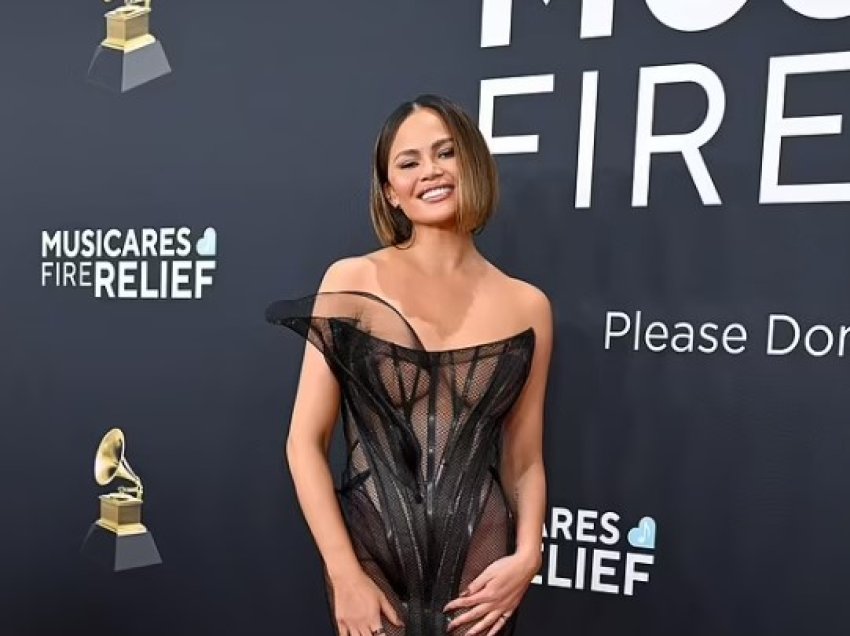 Chrissy Teigen gati lakuriq në Grammy Awards