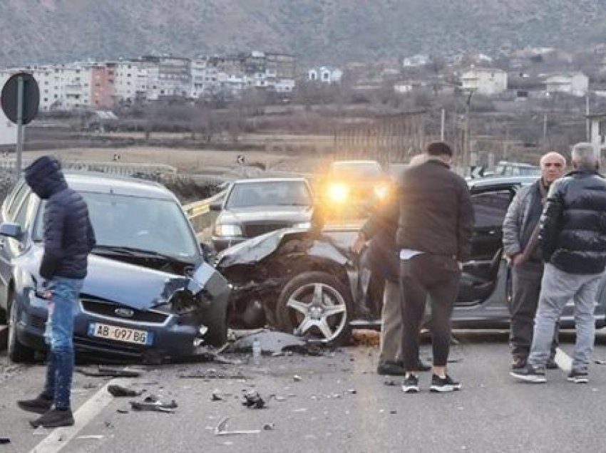 Aksident në Bulqizë, makinat përplasen ‘kokë më kokë’