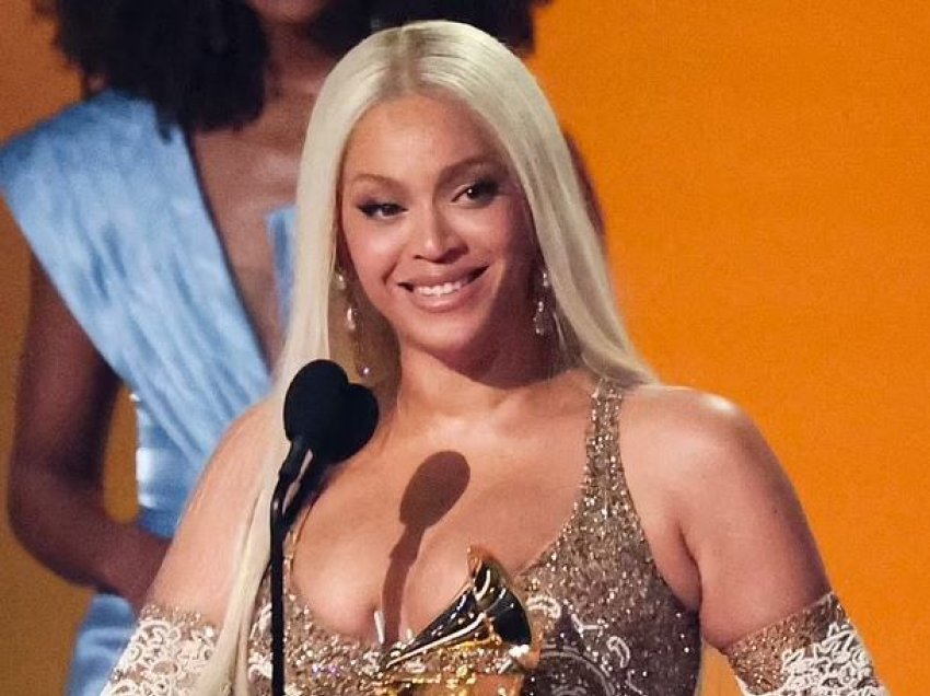 Momenti i sikletshëm: Jay-Z përpiqet ta 'shpëtojë' Beyoncé-n në Grammy 2025