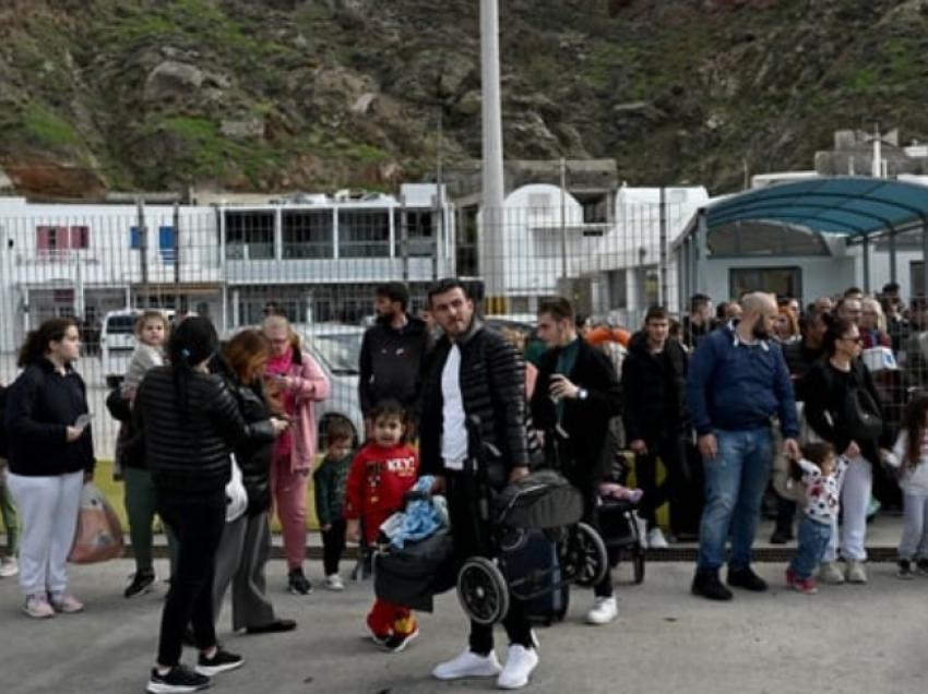 Dy të tretat e banorëve largohen nga ishulli pas tërmeteve të njëpasnjëshme në Santorini