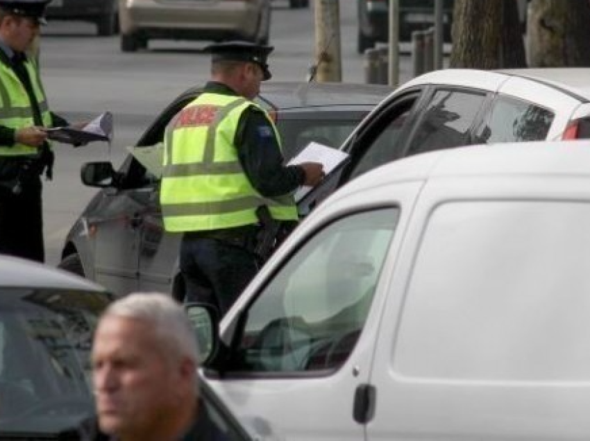 Policia shqiptoi 2385 gjoba trafiku për 24 orë