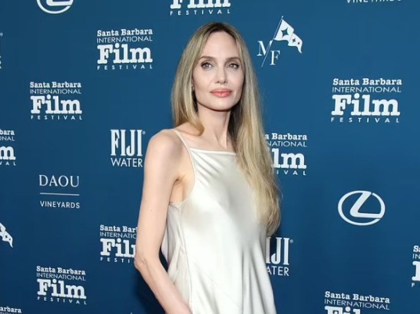 Angelina Jolie del pa sytjena me një fustan elegant në Festivalin Ndërkombëtar të Filmit në Santa Barbara pas refuzimit të Oscars