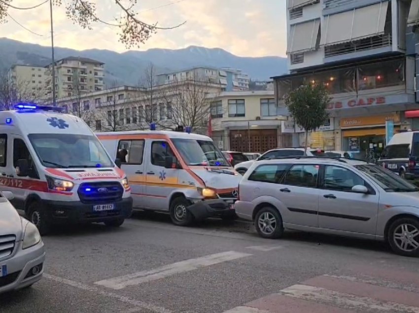 Ambulanca përplaset me një tjetër automjet, plagoset pacientja