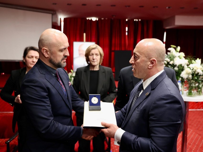 Haradinaj i dhuron medalje familjes së Isuf Dedushajt për kontributin e tij në çështje kombëtare