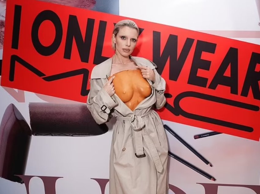 Julia Fox tallet me pamjen topless të Bianca Censorit në Javën e Modës në Nju Jork pasi ish-bashkëshortja e Kanye West shpërtheu internetin me marifetin e saj topless në Grammy.