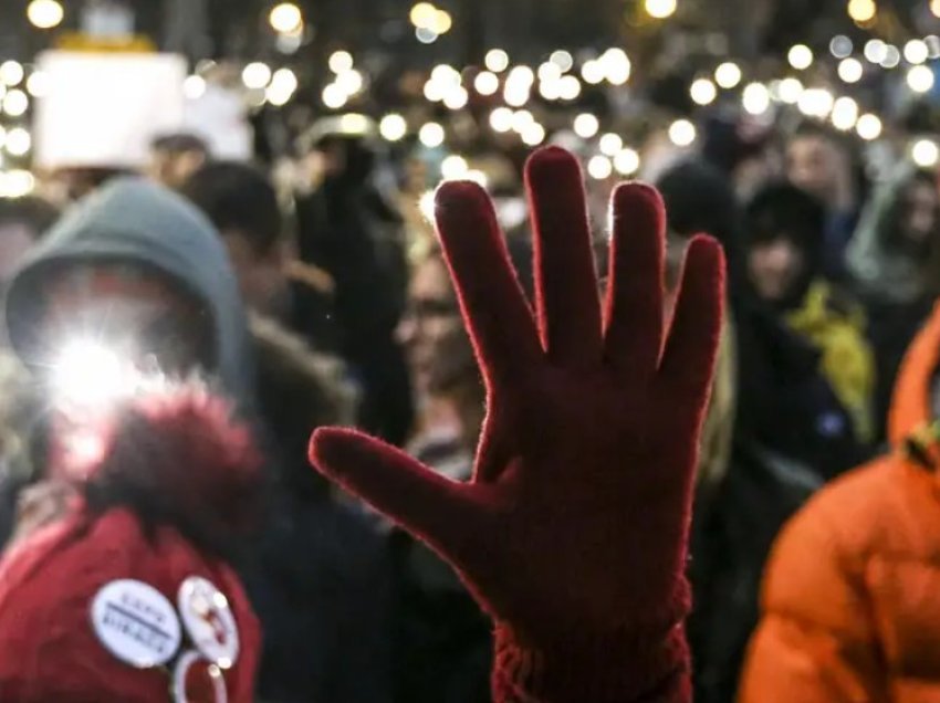 Deputetët gjermanë: Vuçiq duhet të dëgjojë protestuesit!