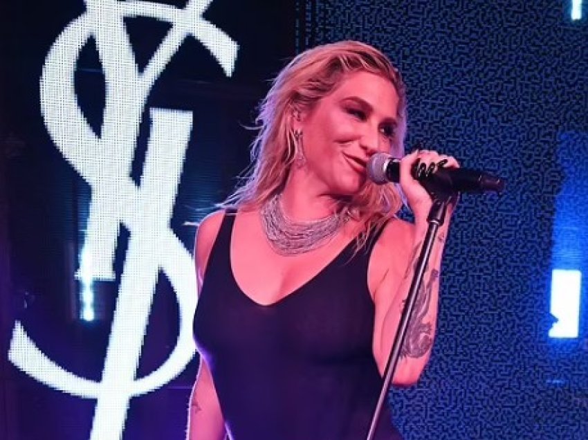 Kesha befason me performancën, dhuron ‘show’ për fansat e saj