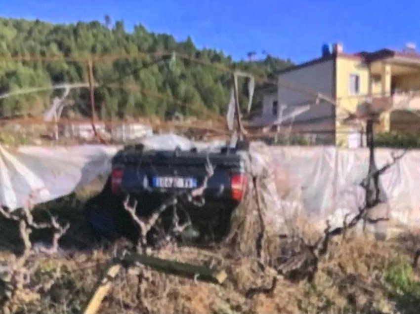 Makina del nga rruga dhe përmbyset në arë, plagosen 3 anëtarë të një familje! Ja si është gjendja e tyre