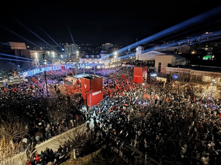 Tomë Gashi: Sheshi Skënderbeu plot me zemra të Vetëvendosjes, Serbisë dhe servilëve të saj i duket zbrazët!