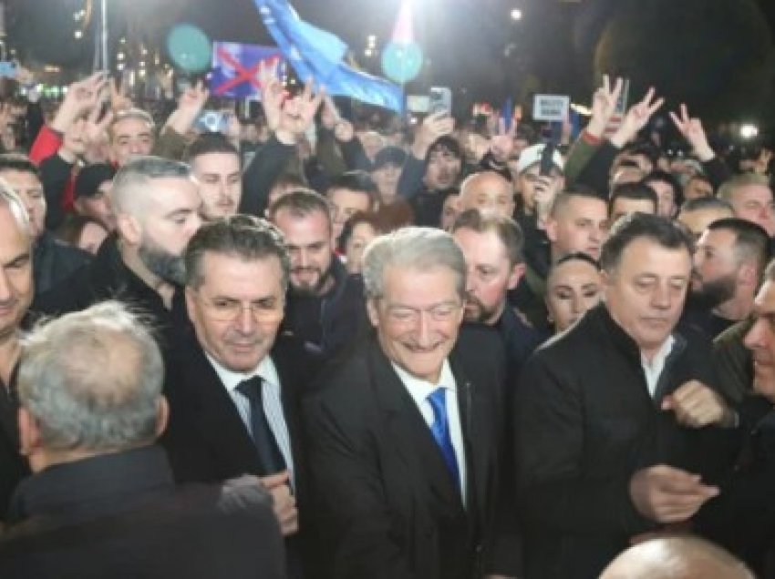 Mbi një orë protestë, mbyllet tubimi i Partisë Demokratike