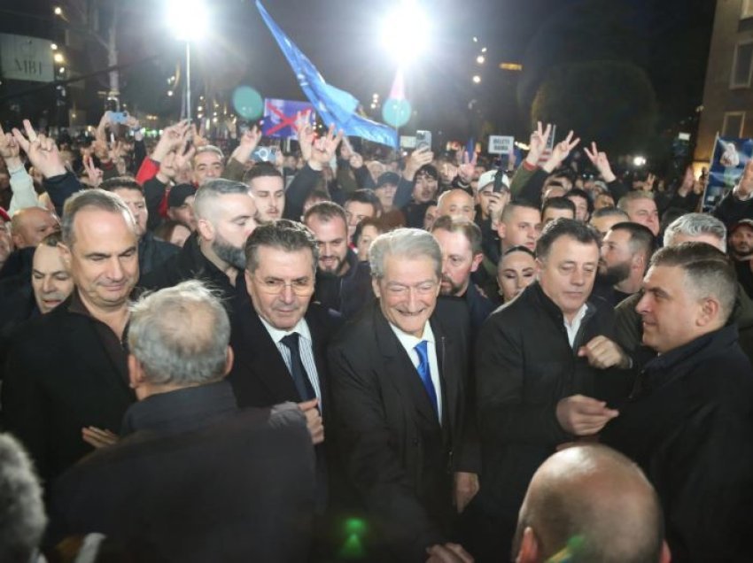 Opozita mbi një orë protestë para Kryeministrisë, Berisha niset drejt Romës për takimin me Diasporën