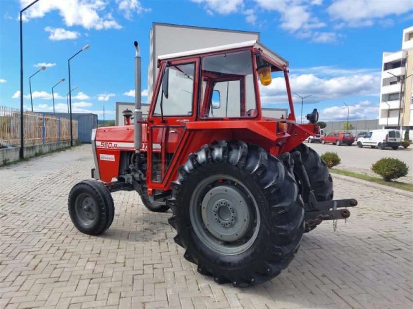 Hyri me traktor dhe dëmtoi objektin e Televizionit Syri