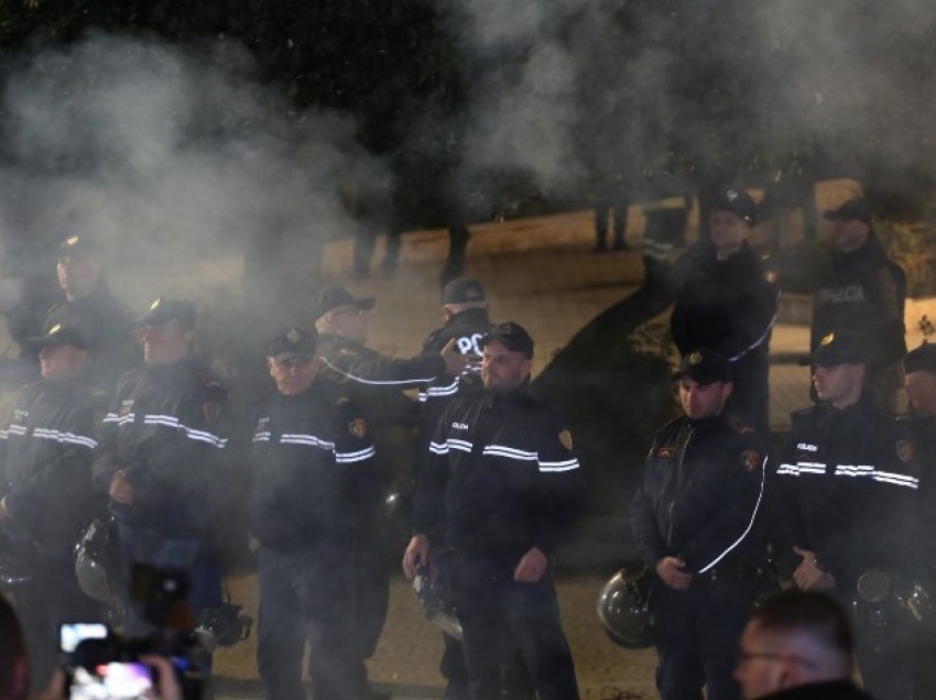 Hodhën lëndë piroteknike drejt policisë gjatë protestës/ Arrestohet një person, procedohen katër të tjerë