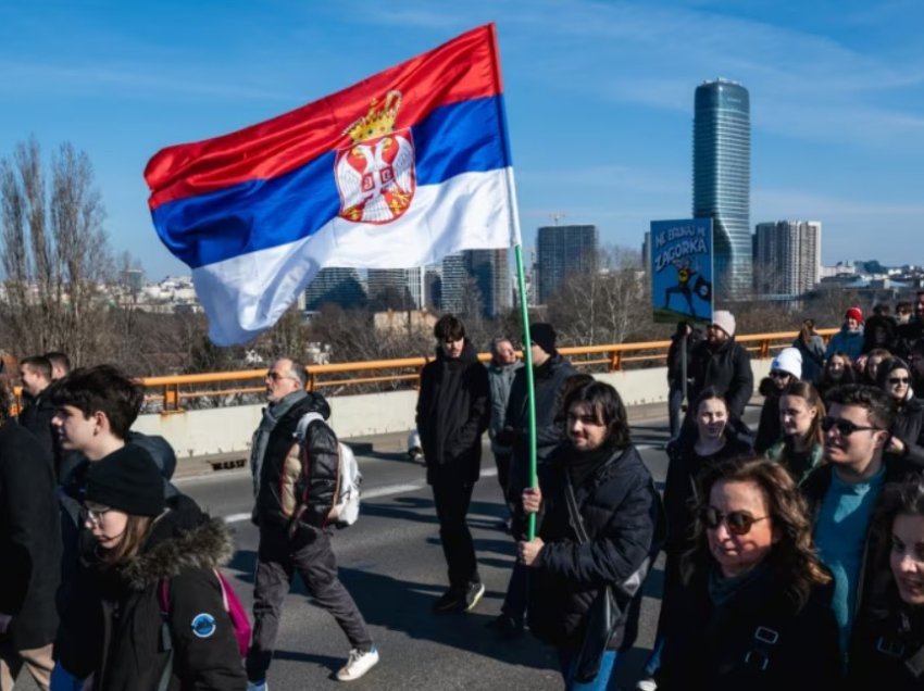 Protestuesit anti-qeveritarë serbë bllokojnë një urë kyçe në Beograd