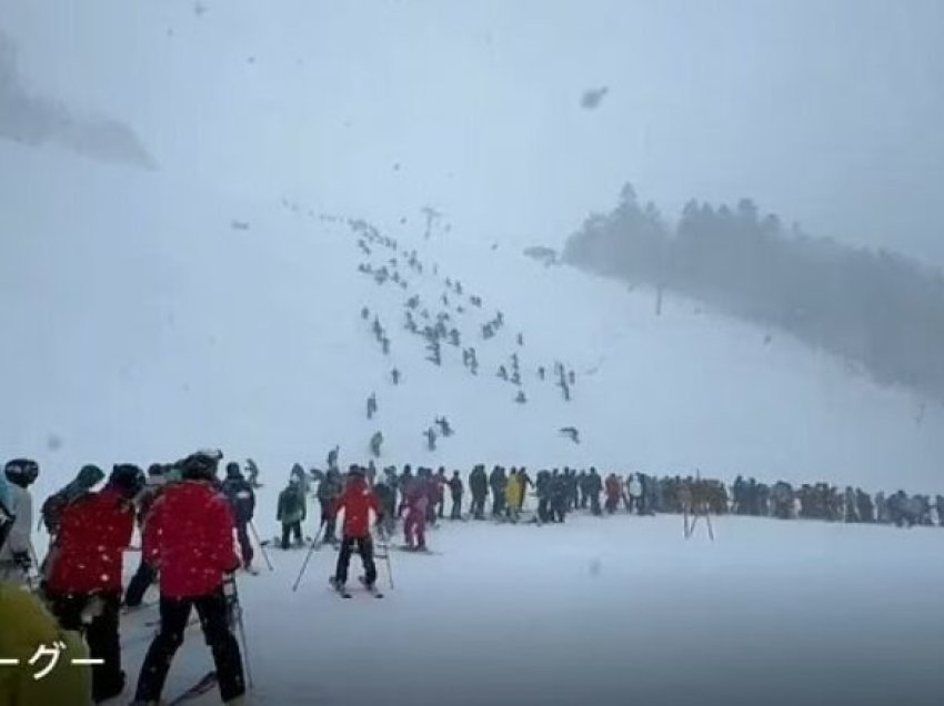 Qindra skiatorë të padurueshëm në Japoni ngjiten në shpat për shkak të radhëve të mëdha për teleferik