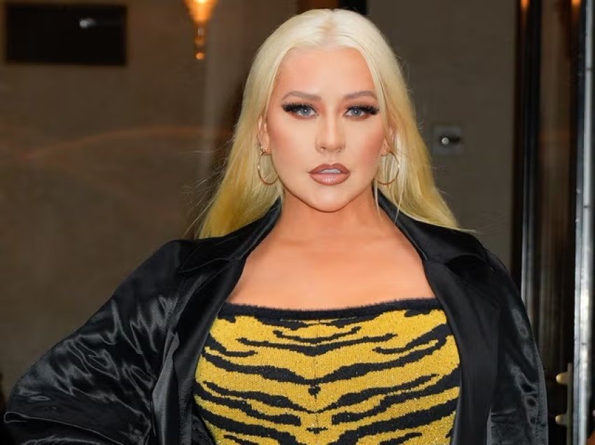 Guxon Christina Aguilera! Këngëtarja bën ndryshimin drastik në pamje, lyen flokët me ngjyrat e flamurit brazilian