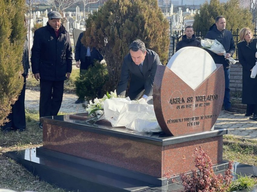 Kurti me bashkëpartiak bëjnë homazhe te varri i Arben Xheladinit në 18-vjetorin e vdekjes së tij