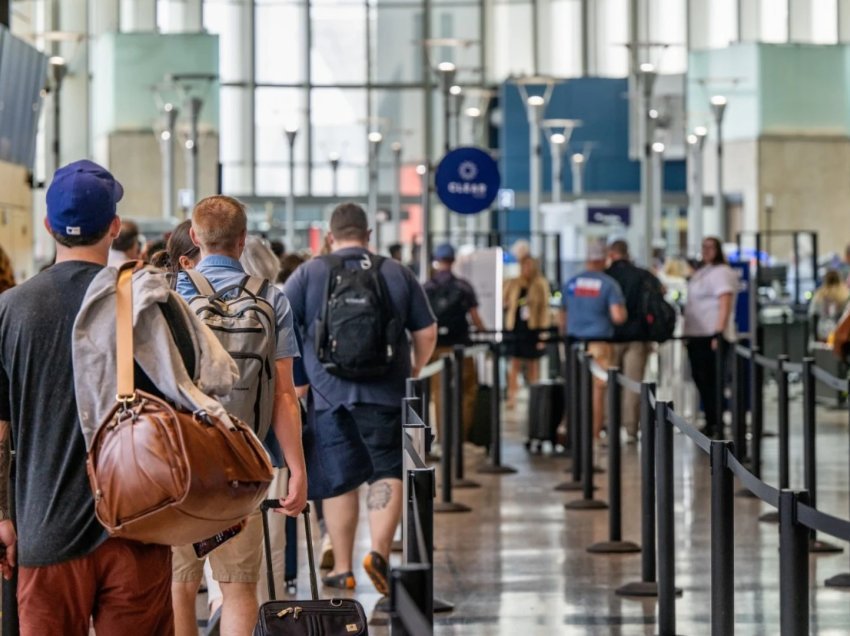 “Ka bombë në bord”/ Pasagjeri detyron avionin të evakuohet, i vendos emër të frikshëm Wi-fi-së në formë shakaje