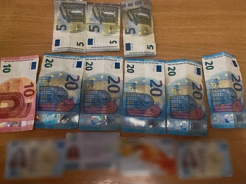 Një zyrtare policore e dorëzon portofolin e gjetur me 125 Euro