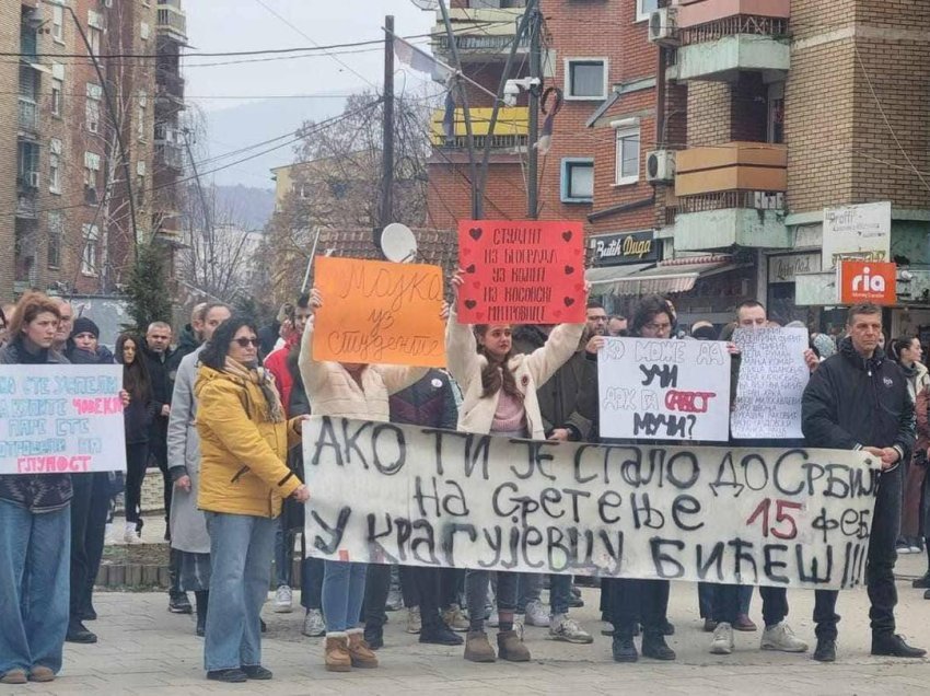 Studentët në Mitrovicë të Veriut mbajnë 15 minuta heshtje për viktimat në Novi Sad