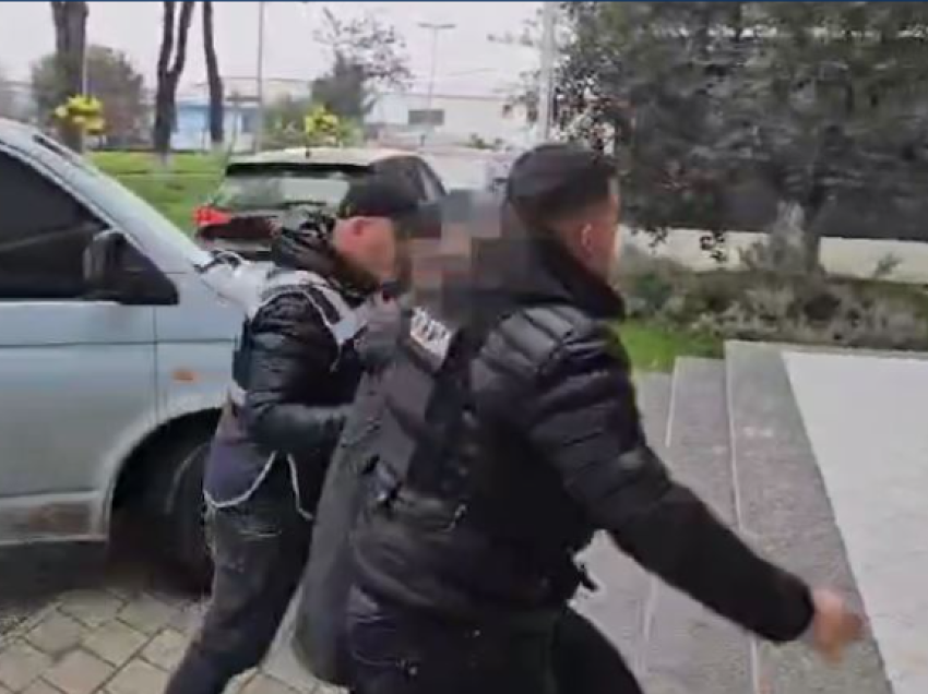 Ktheu shtëpinë në “biznes” droge/ Arrestohet 28 vjeçari në Fier, pranga dhe blerësit