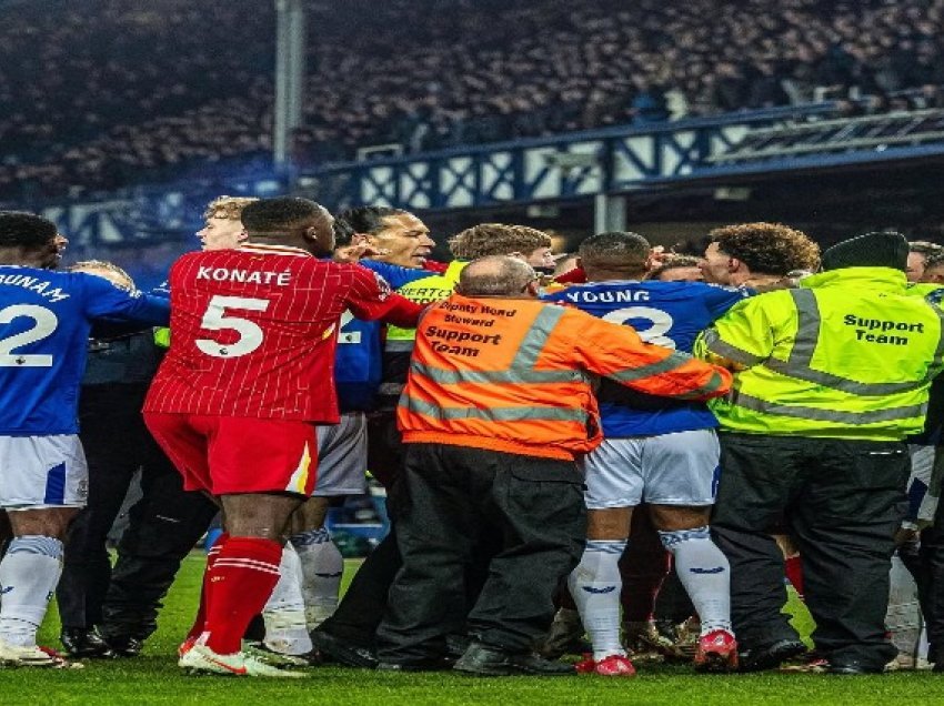 Derbi i fundit në “Goodison Park” mbyllet me “luftë”