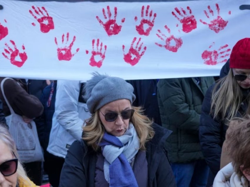 Protestuesit në Serbi shndërrojnë tragjedinë në lëvizje për ndryshim