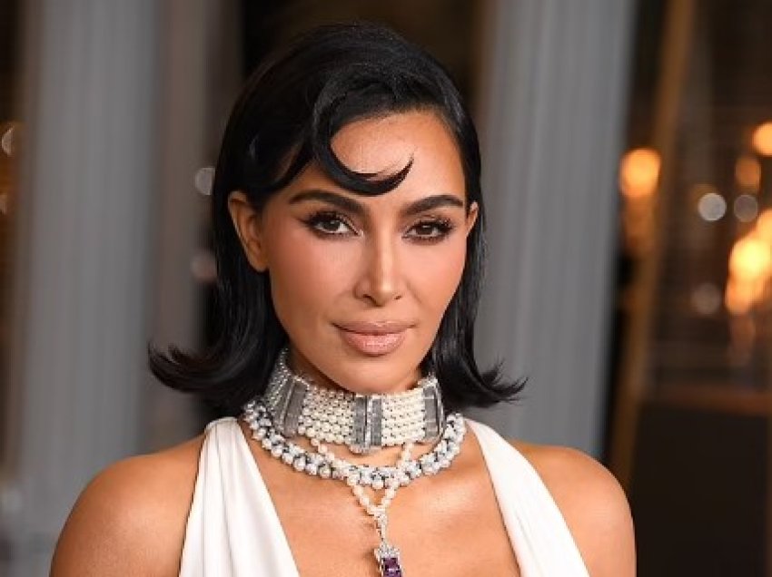 Kim Kardashian kërkon që Bianca Censori të mbulohet para Fëmijëve, pas komenteve të ashpra për veshjet e saj provokuese