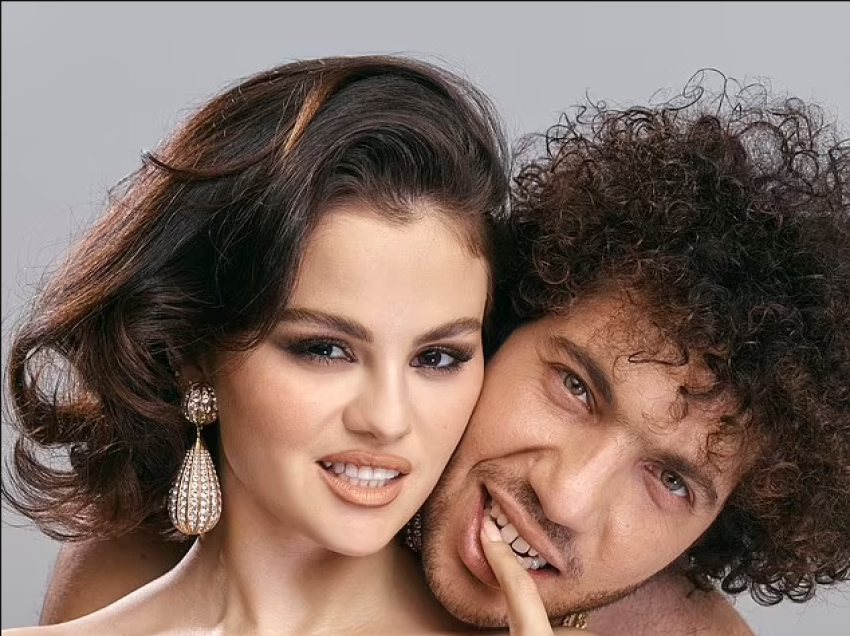 Selena Gomez pozon topless krah Benny Blancos, për kopertinën e parë si çift të ‘Interview Magazine’