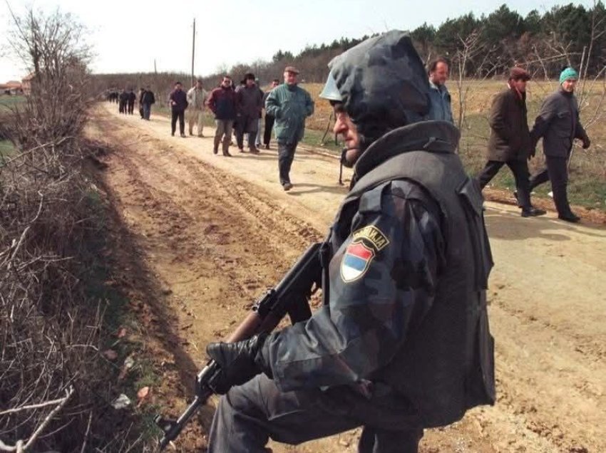 Publikohet foto e rrallë: Ja çfarë bëntë polici serb kur shqiptarët shkonin në funeralet e familjes Jashari