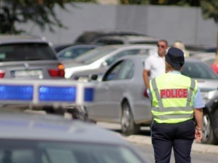 Policia shqiptoi 2046 gjoba trafiku për 24 orë