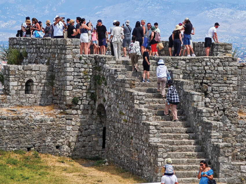 Mësimet nga turistët/ Të huajt që vijnë në Shqipëri kërkojnë përmirësim të shërbimit dhe ruajtjen e natyrës