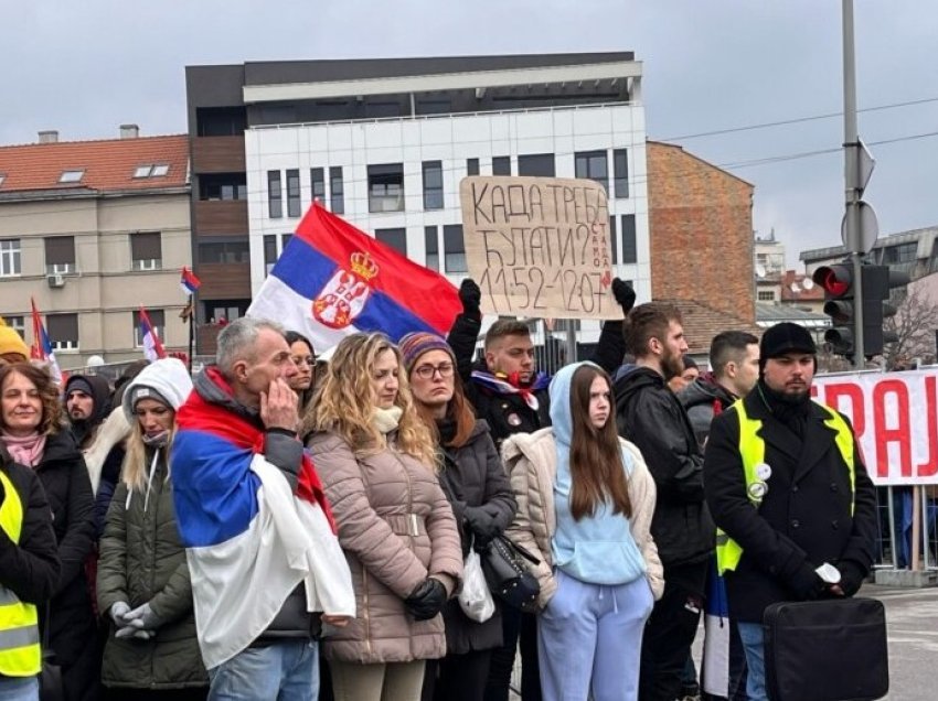 Studentët protestues dhe mbështetësit e Vuçiqit mbajnë tubime paralele, teksa tensionet rriten në Serbi