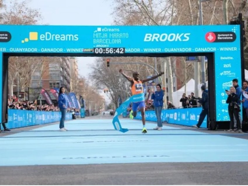 Jakob Kiplimo bën historinë, rekord të ri në gjysëm-maratonën e Barcelonës