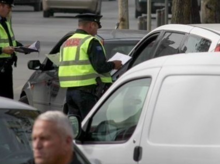 Policia shqiptoi 1590 gjoba trafiku për 24 orë