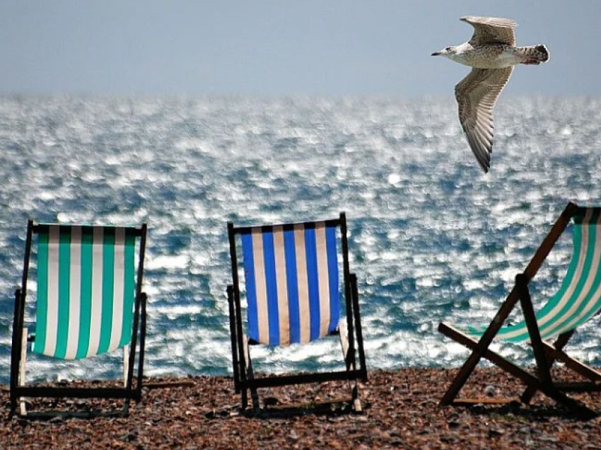 Qyteti portugez ndalon turistët të ecin në rrugë vetëm me rroba plazhi