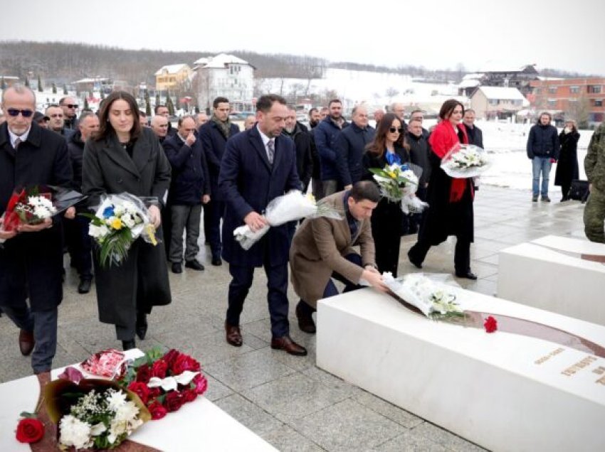 Komuna e Skenderajt bën homazhe në Prekaz dhe Morinë për nder të Ditës së Pavarësisë së Kosovës