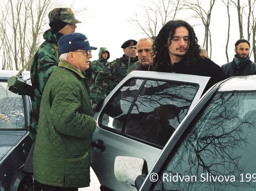 Publikohet fotografi e Adem Demaçit me Albin Kurtin gjatë kohës së luftës