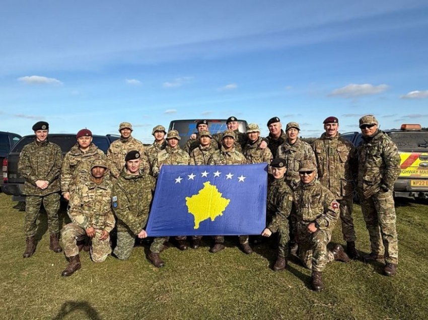 Ushtarët e FSK-së shfaqen me flamur të Kosovës në Mbretërinë e Bashkuar: Gati ta nisin trajnimin e ukrainasve