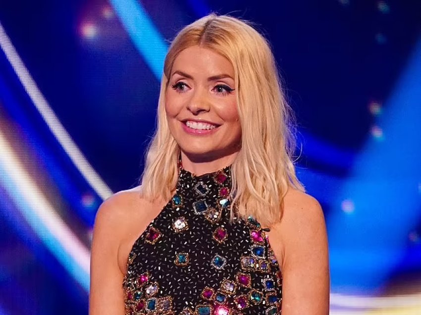 Holly Willoughby tregon linjat e saj me një fustan të stilit të viteve ‘80, të zbukuruar me perla për episodin special të Dancing On Ice