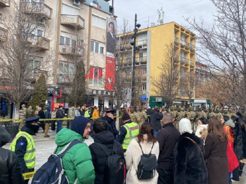 ​17 vjetori i pavarësisë, qytetarë të shumtë mblidhen në sheshet e Prishtinës