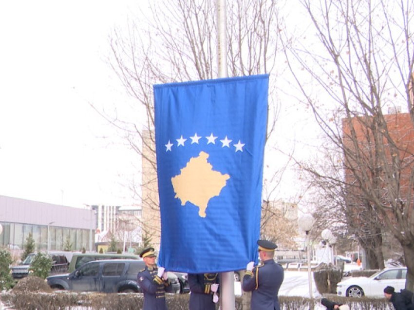 ​Flamuri i Kosovës ngrihet mbrapsht në ceremoninë shtetërore